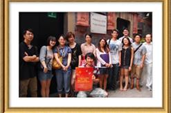 2012年，香港理工大学学生与公司团青年一起参观团中央旧址渔阳里
