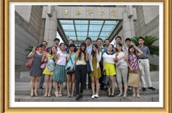 2013年与香港学生一起参观上海博物馆
